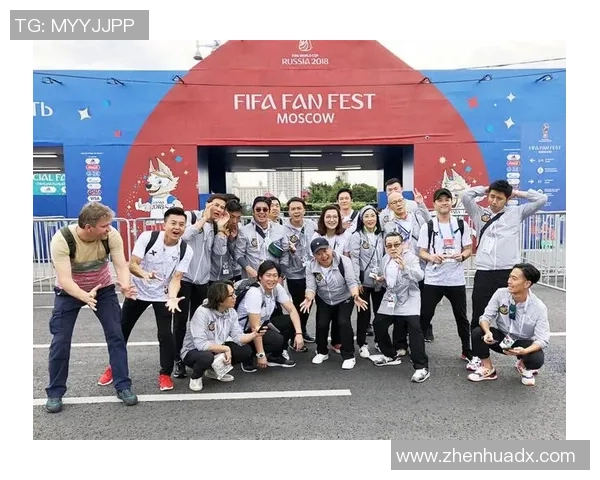 足球明星间热情碰拳庆祝胜利 展现团队精神与凝聚力